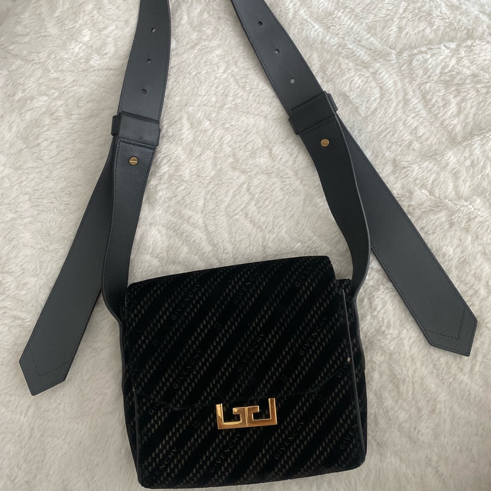 Give Chey black purse